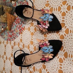 NUYG butterfly flats. Size 9